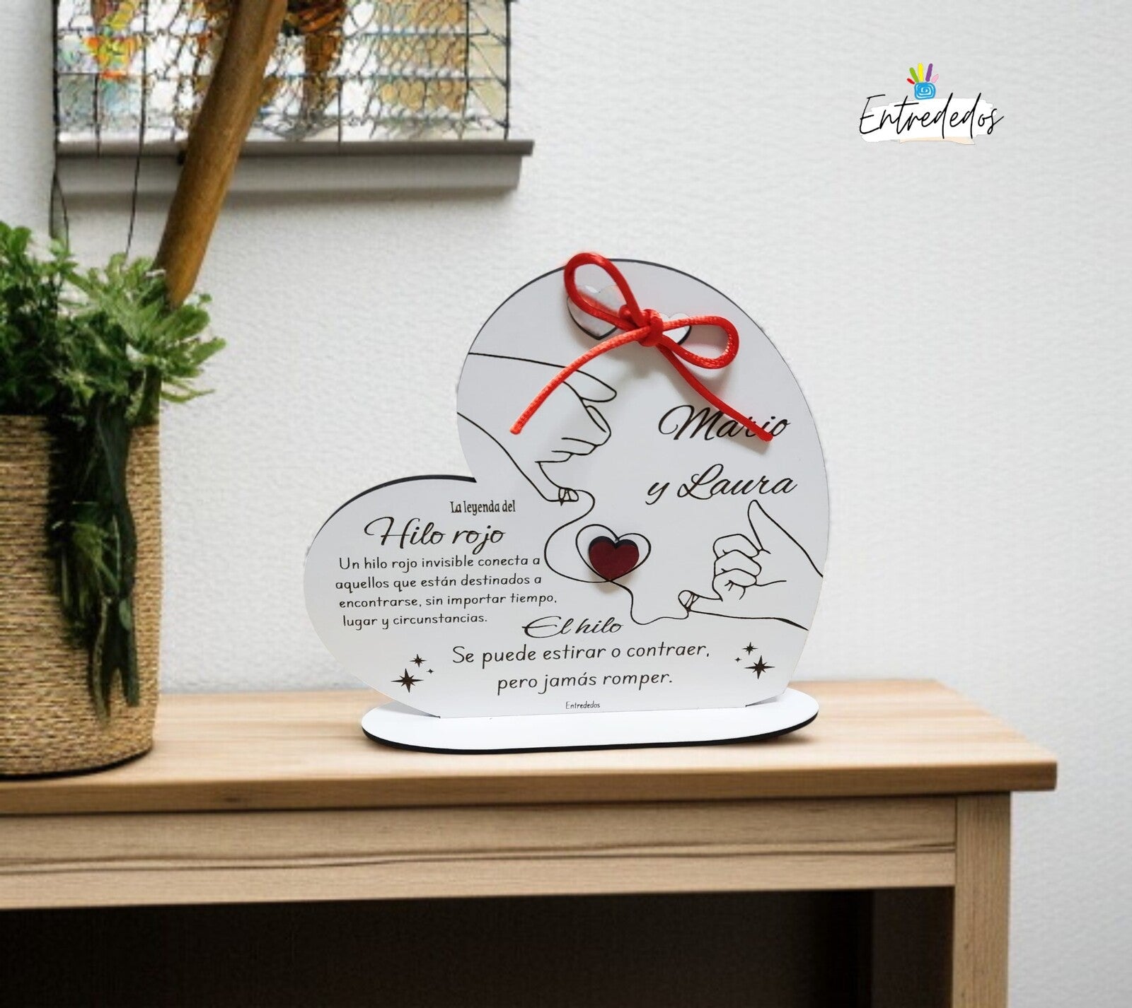 Placa personalizada de madera MDF con hilo rojo en forma de corazón, nombres grabados y soporte decorativo