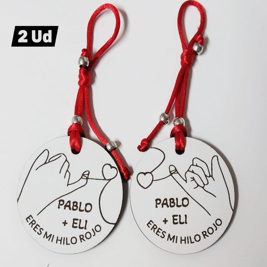 Llavero de madera blanco con hilo rojo grabado a láser y nombres personalizados