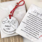 Llavero de madera blanco con hilo rojo grabado a láser y nombres personalizados