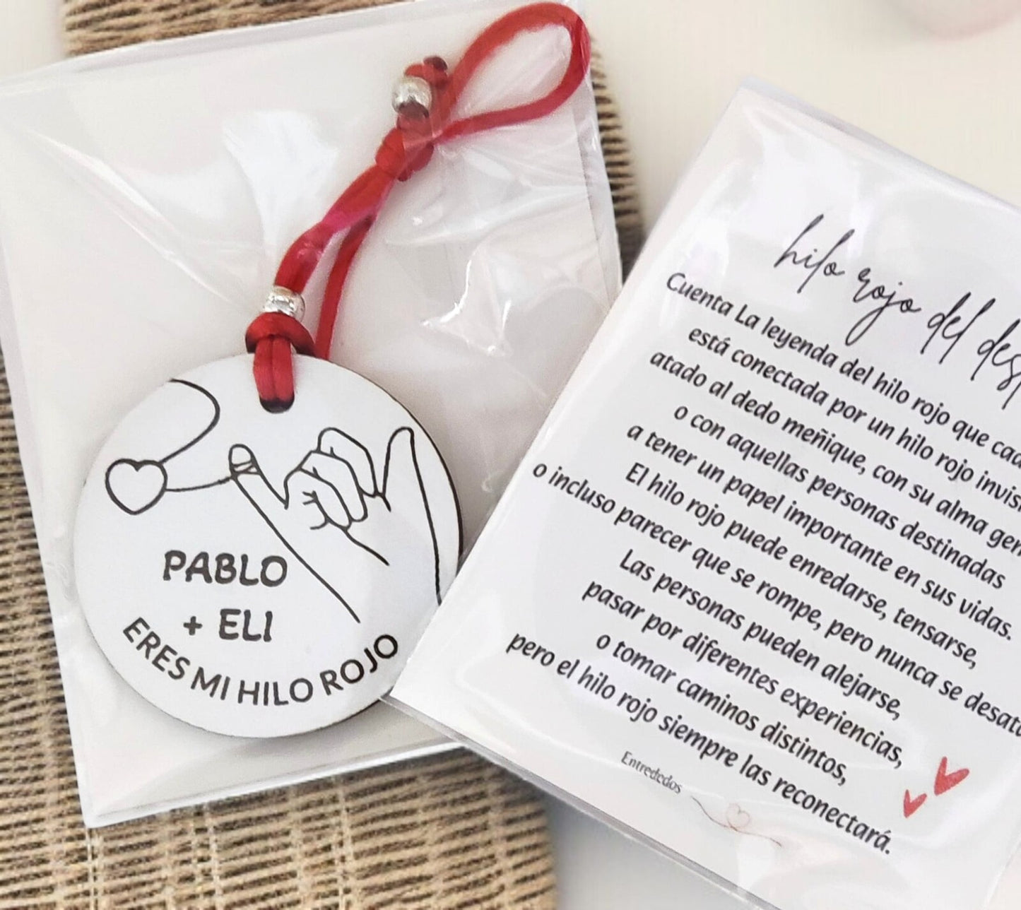 Llavero de madera blanco con hilo rojo grabado a láser y nombres personalizados