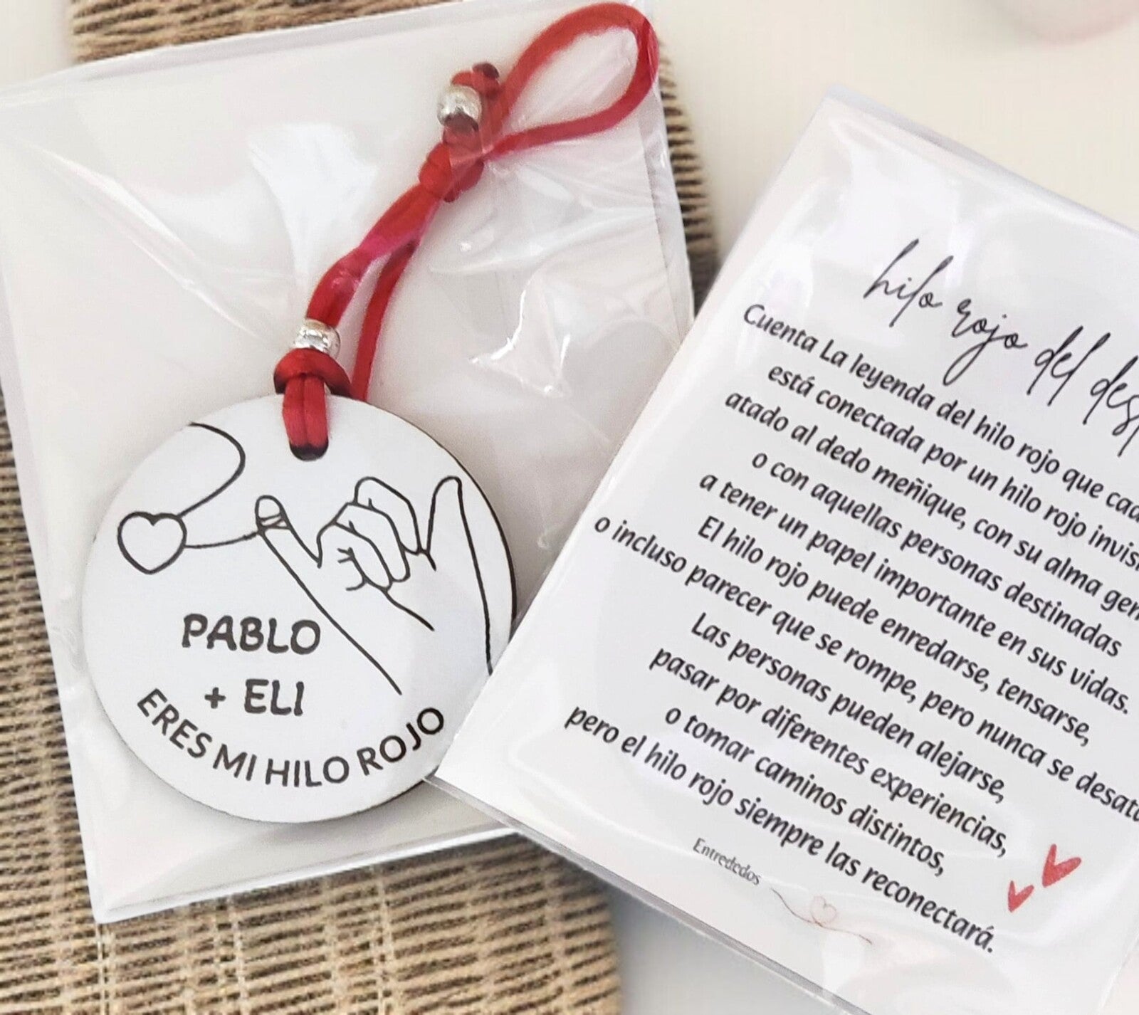 Llavero de madera blanco con hilo rojo grabado a láser y nombres personalizados