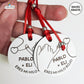 Llavero de madera blanco con hilo rojo grabado a láser y nombres personalizados