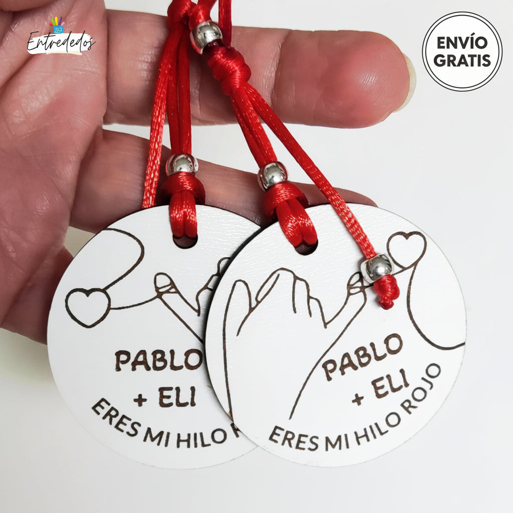 Llavero de madera blanco con hilo rojo grabado a láser y nombres personalizados