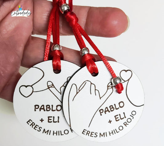 Llavero de madera blanco con hilo rojo grabado a láser y nombres personalizados