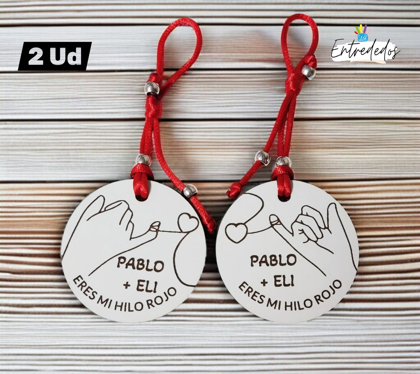 Llavero de madera blanco con hilo rojo grabado a láser y nombres personalizados