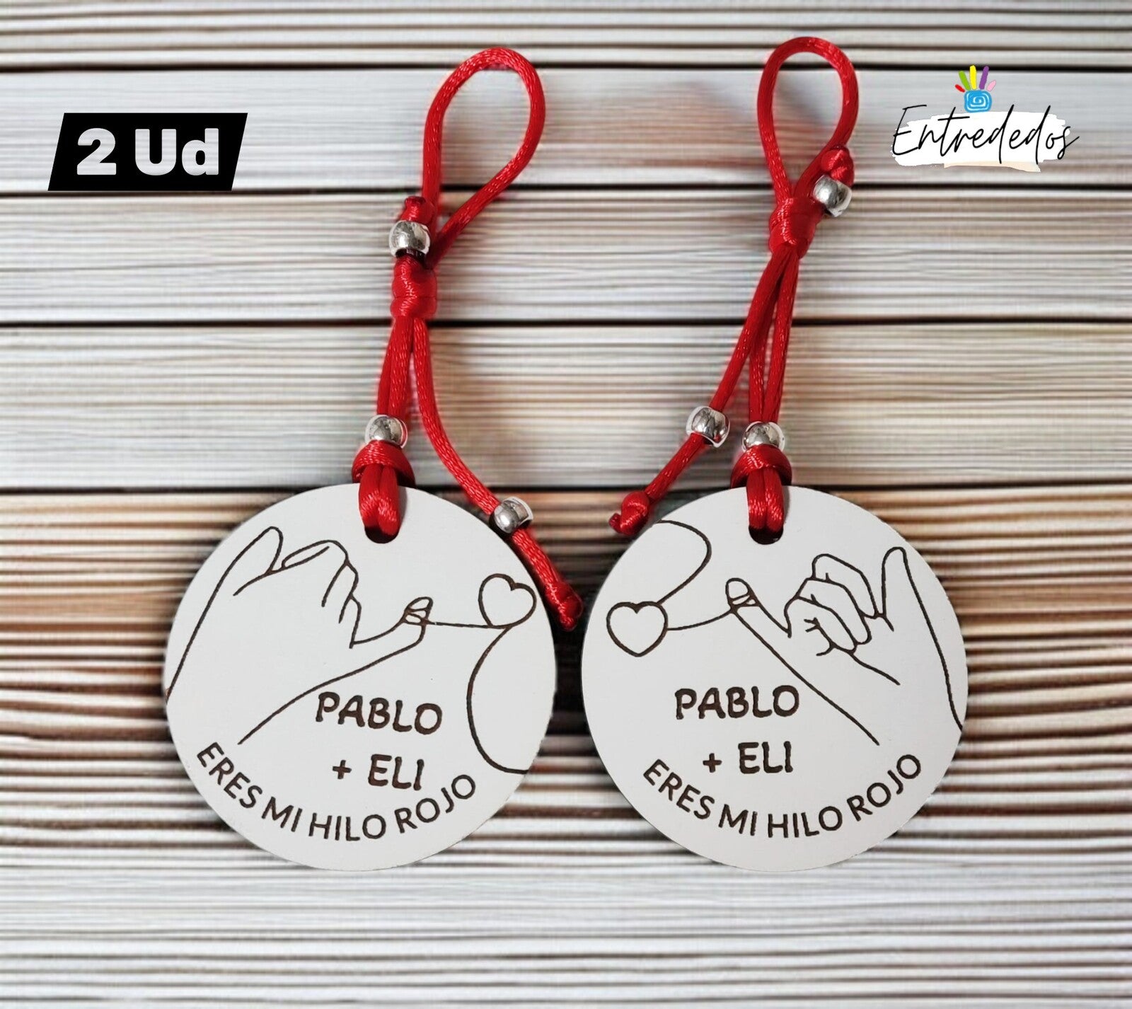 Llavero de madera blanco con hilo rojo grabado a láser y nombres personalizados