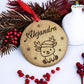 Bola de Navidad de madera natural personalizada con nombre, reno grabado a láser y lazo rojo