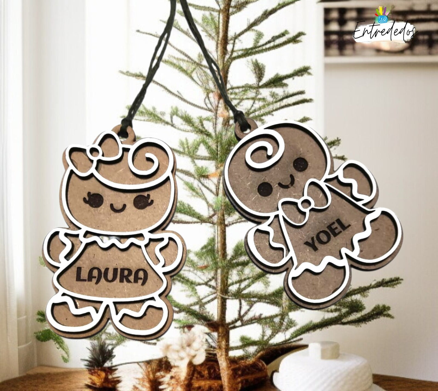 Adorno de Navidad galleta de jengibre de madera bicolor personalizado con nombre