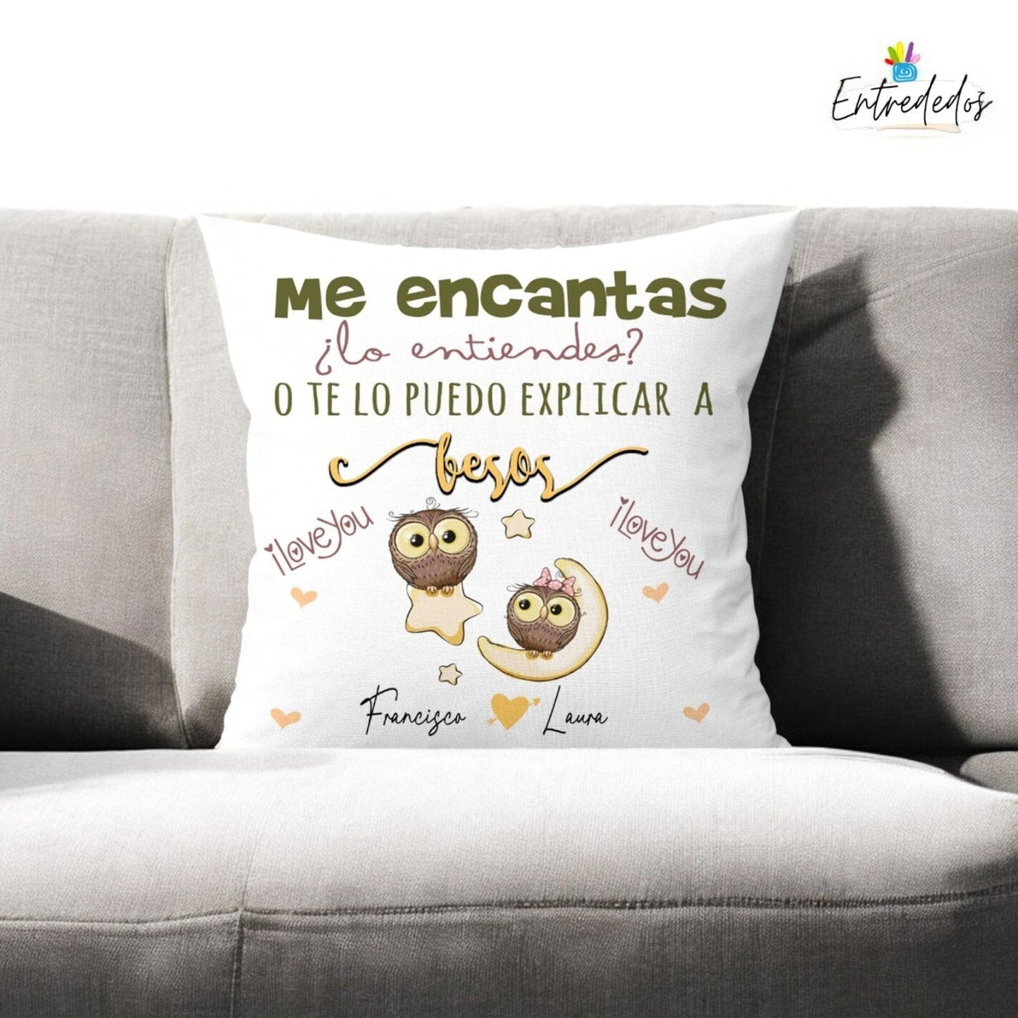 Cojín romántico personalizado de 40x40 cm con vuestros nombres y frase “Te comerías a besos”, relleno incluido, ideal para abrazar y regalar a tu pareja.