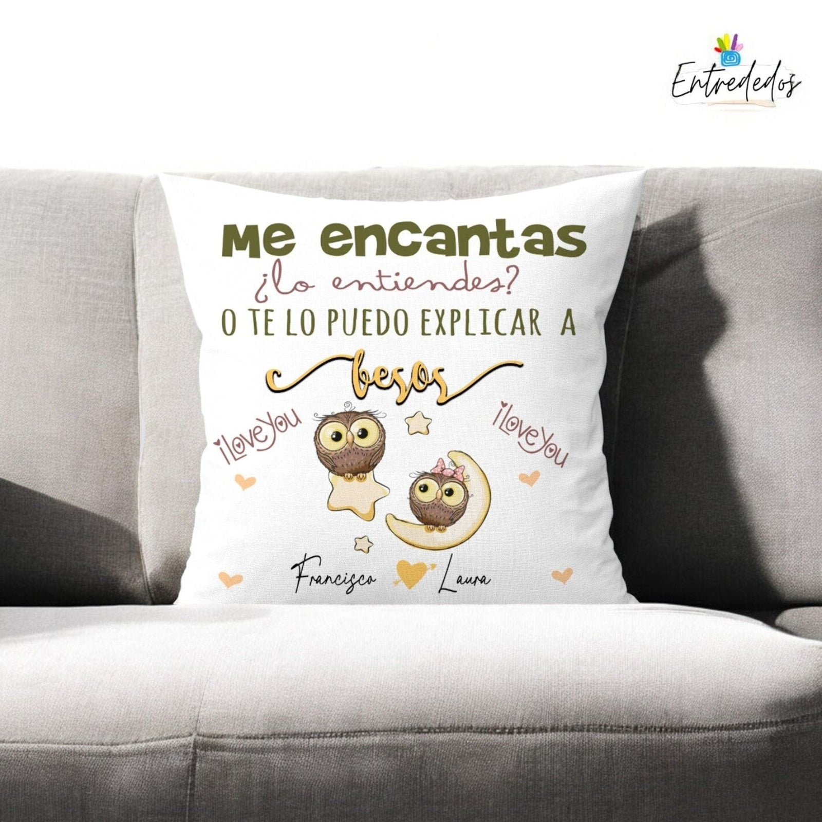 Cojín romántico personalizado de 40x40 cm con vuestros nombres y frase “Te comerías a besos”, relleno incluido, ideal para abrazar y regalar a tu pareja.