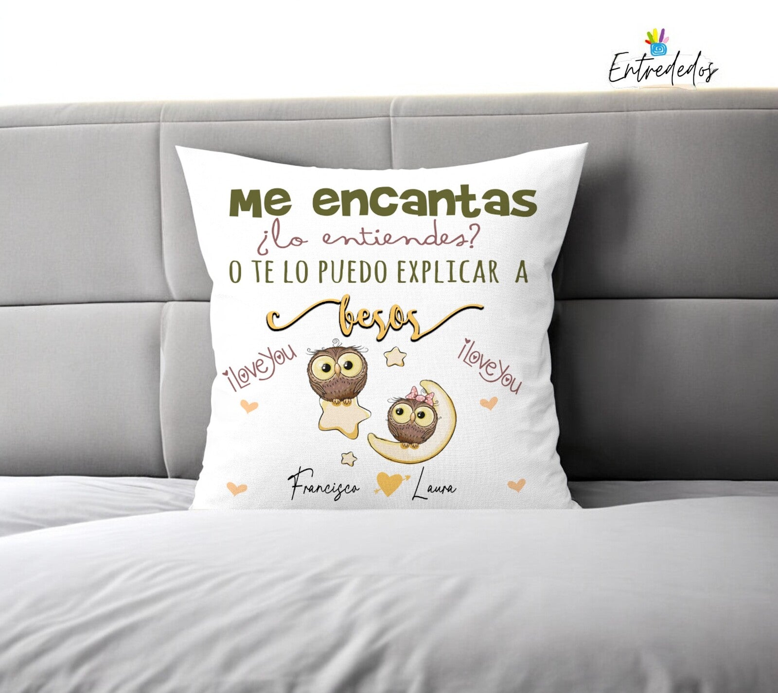 Cojín romántico personalizado de 40x40 cm con vuestros nombres y frase “Te comerías a besos”, relleno incluido, ideal para abrazar y regalar a tu pareja.