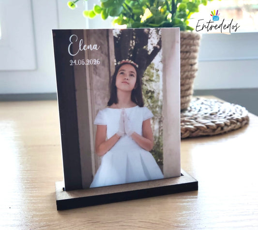 Lámina de cartón pluma personalizada de 10x8 cm con soporte de madera MDF en acabado madera o blanco, ideal como recuerdo para comunión, bautizo, cumpleaños o bodas de oro.