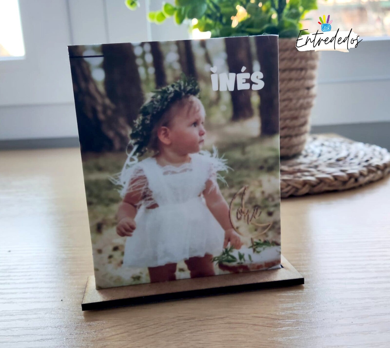 Lámina de cartón pluma personalizada de 10x8 cm con soporte de madera MDF en acabado madera o blanco, ideal como recuerdo para comunión, bautizo, cumpleaños o bodas de oro.