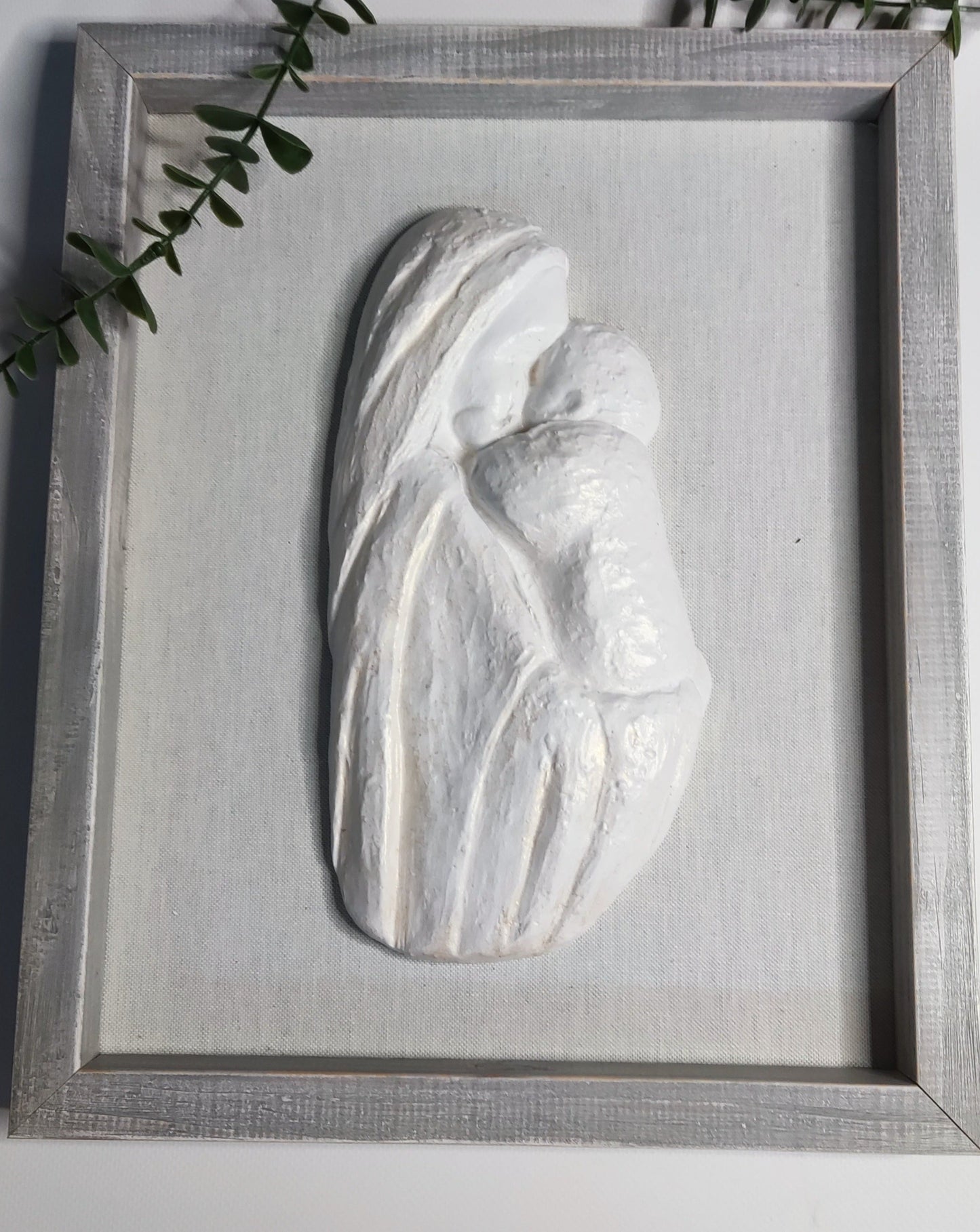 Cuadro del tierno beso de la Virgen María enmarcado