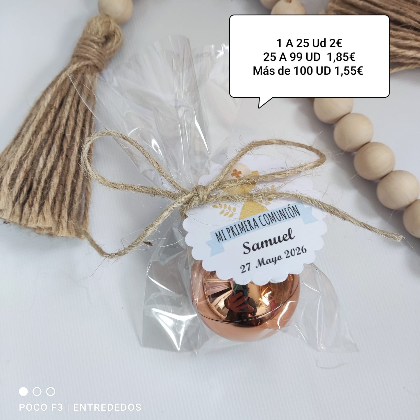 Bálsamo labial en forma de bola con bolsita y etiqueta