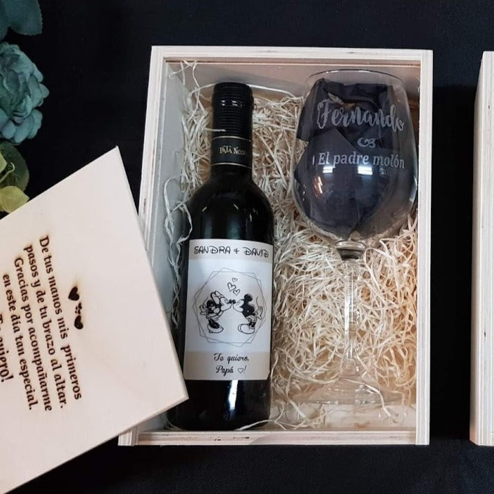 Caja de madera pequeña para vino y copa personalizada